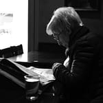 Femme lisant le journal dans un bar