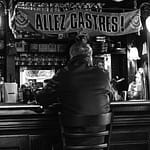 Homme de dos au bar au dessus duquel il y a écrit "Allez Castres"