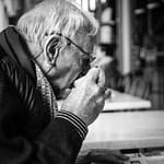 Homme dans un bar buvant un café