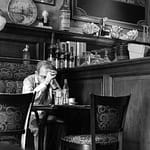 Homme assis dans un café se reposant