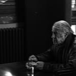 Homme dans un café