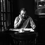 Homme lisant le journal dans un café