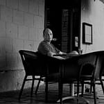 Homme à la terrasse d'un café