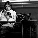 Jeune dame lisant dans un bar